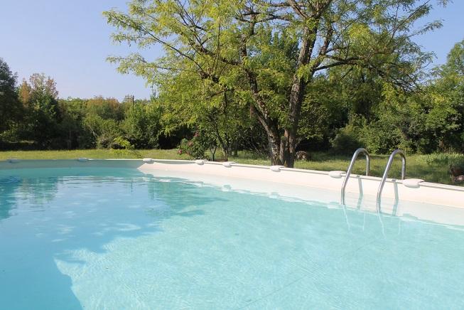 piscine avec superbe vue sur la campagne